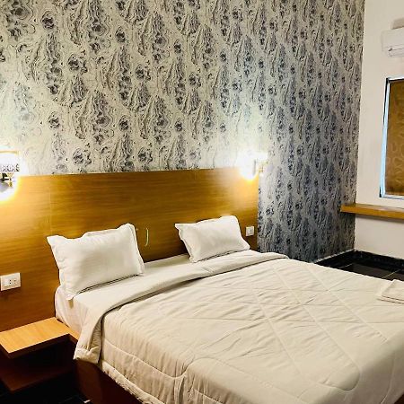 Hotel B P Emerald Mathura Exterior photo
