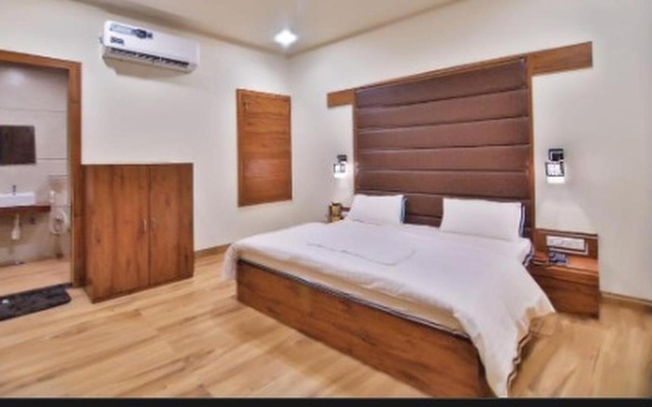 Hotel B P Emerald Mathura Exterior photo