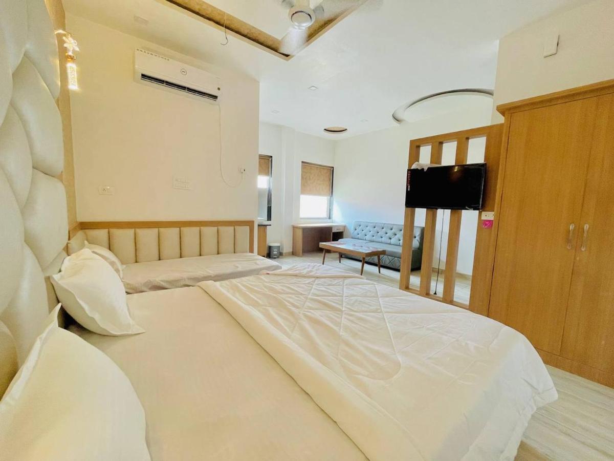 Hotel B P Emerald Mathura Exterior photo