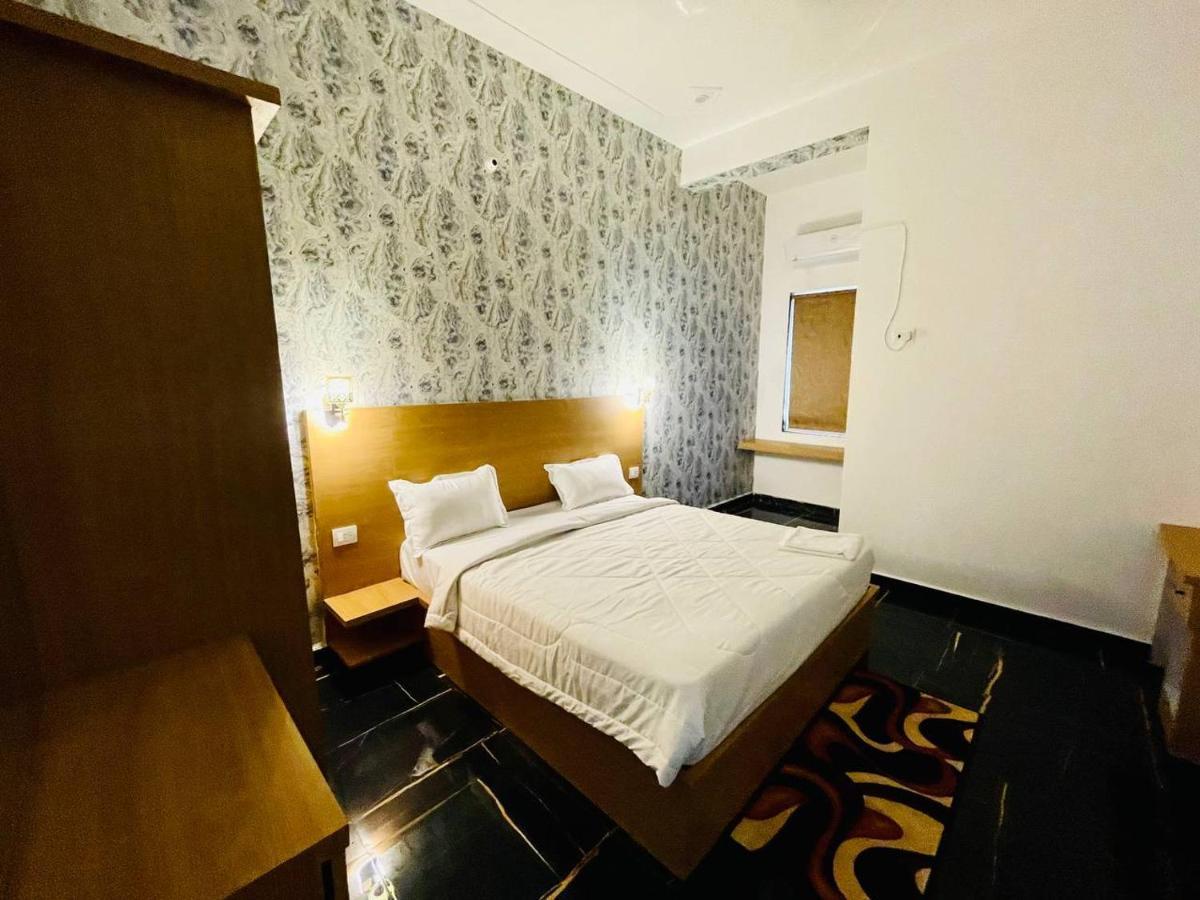 Hotel B P Emerald Mathura Exterior photo