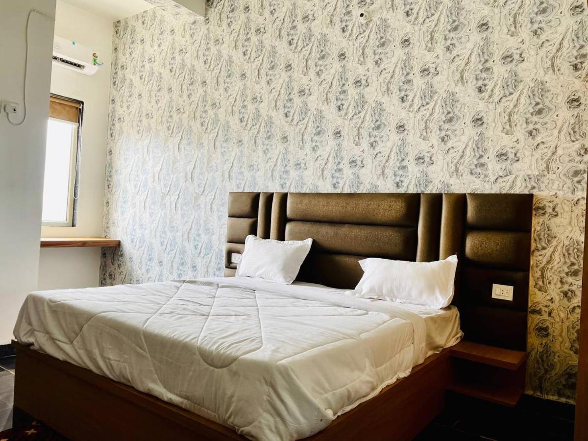 Hotel B P Emerald Mathura Exterior photo